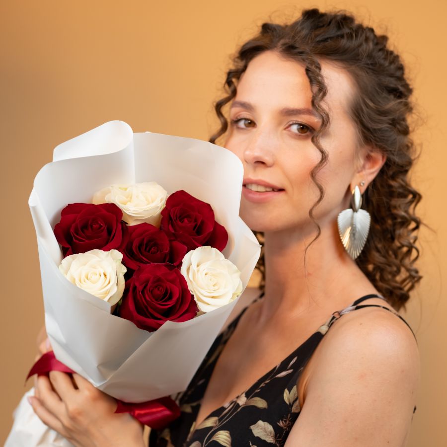 красные и белые розы 7 шт