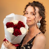 красные и белые розы 7 шт