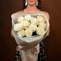 11 белых роз