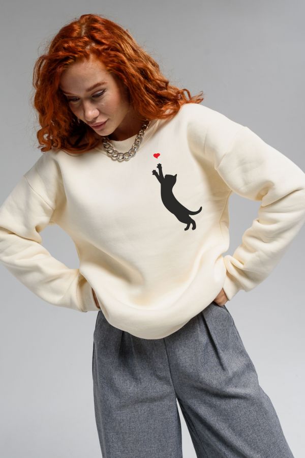 8576 женский свитшот оверсайз [молочный+котик с сердцем]