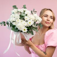 Шляпная коробка с хризантемой (сорт Бакарди)