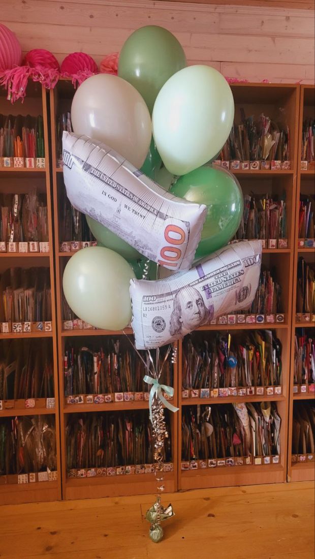 Фонтан финансовый из шаров с гелием