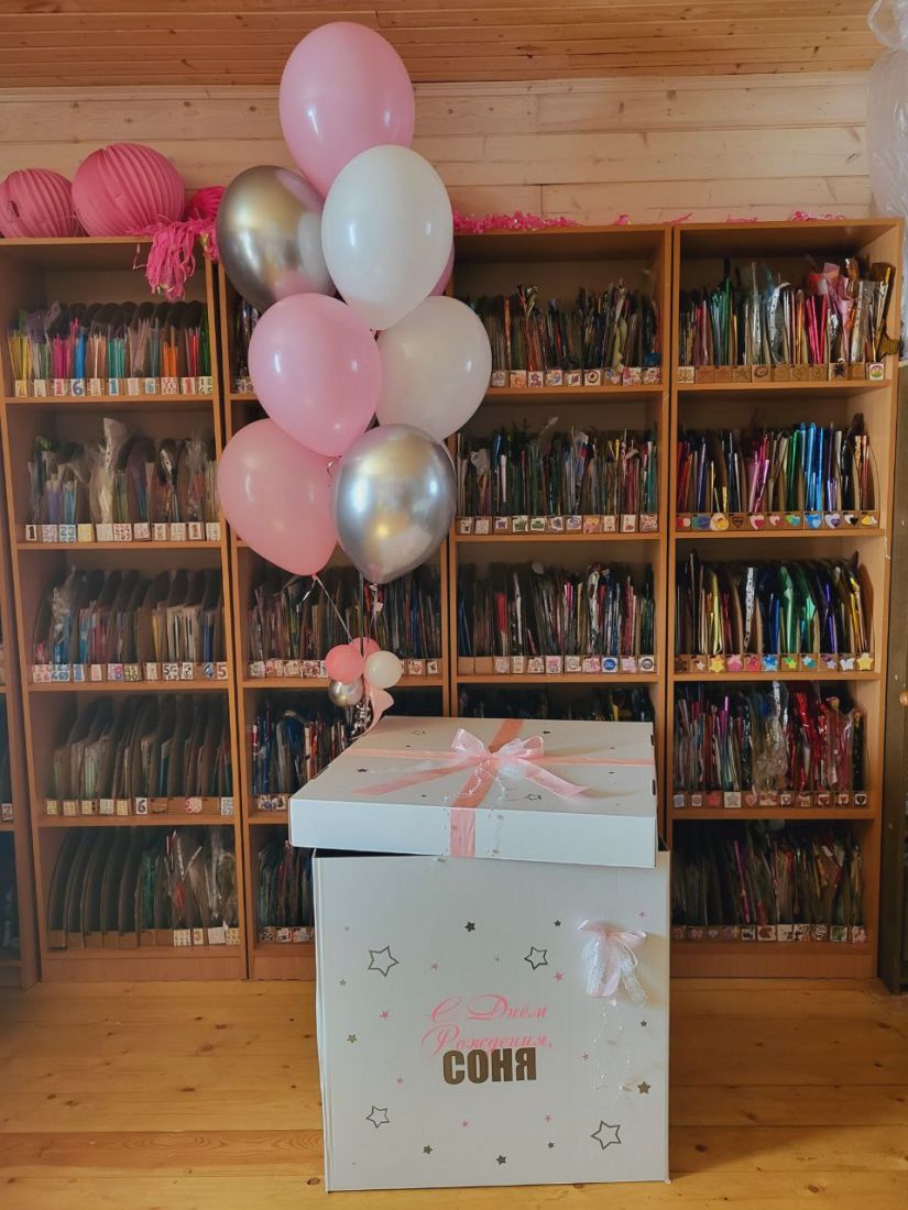 Нежно-розовая коробка с шарами с гелием