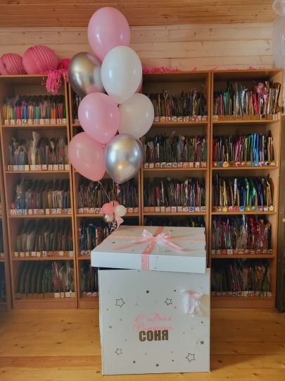 Нежно-розовая коробка с шарами с гелием