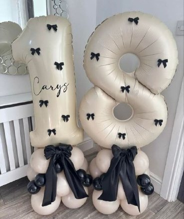 Две Кремовые цифры с черными бантиками