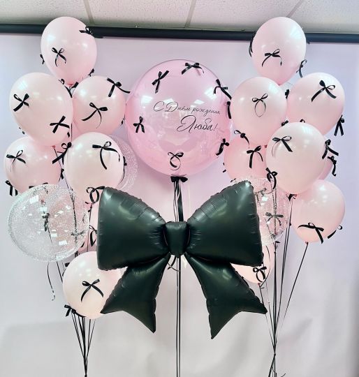 Черно-розовый сет с бантиками из шаров с гелием