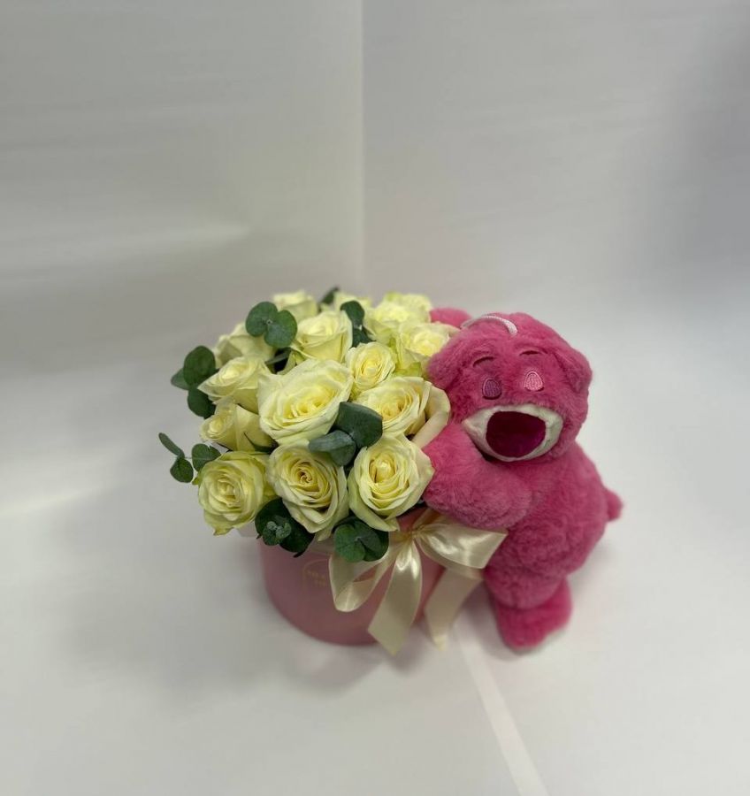 Композиция в коробке с белыми розами, эвкалиптом и розовым мишкой Композиция в коробке с белыми розами, эвкалиптом и розовым мишкой