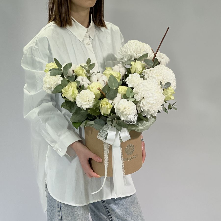 Светлая коробка с хризантемой и хлопком #9823