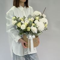 Светлая коробка с хризантемой и хлопком #9823