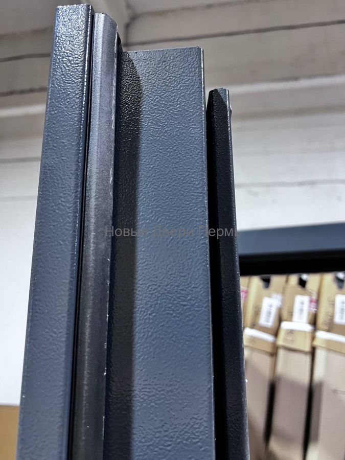 Входная дверь Страж 3К Тепло с терморазрывом и зеркалом овал