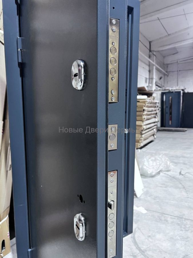 Входная дверь Страж 3К Тепло с терморазрывом и зеркалом овал