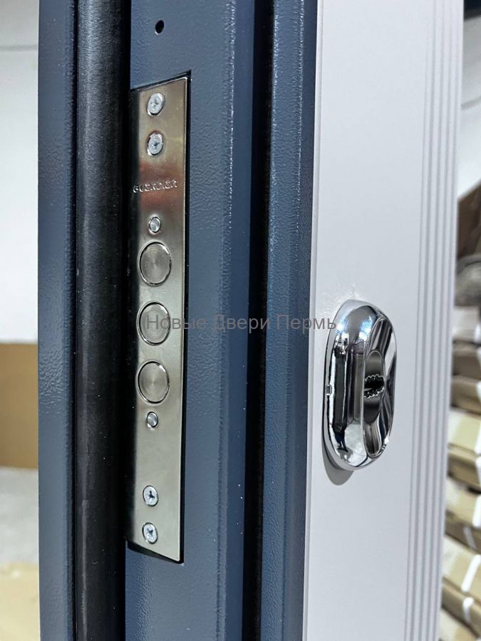 Входная дверь Страж 3К Тепло с терморазрывом и зеркалом овал