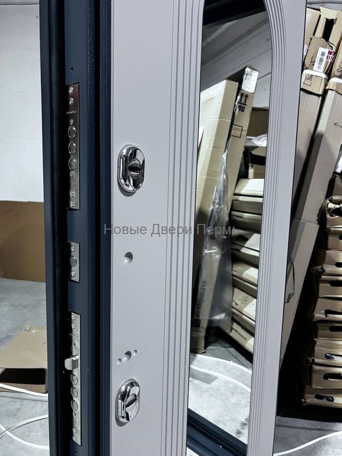 Входная дверь Страж 3К Тепло с терморазрывом и зеркалом овал