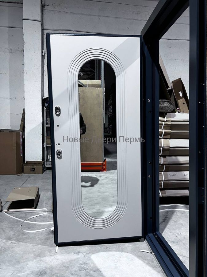 Входная дверь Страж 3К Тепло с терморазрывом и зеркалом овал