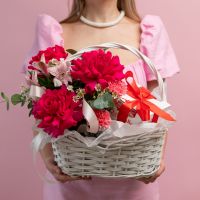 Цветочная корзина нежная с рафаэлло размер S