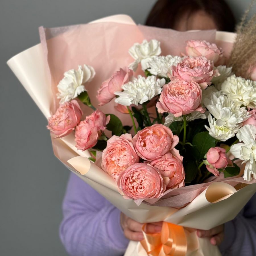 Букет с пионовидными кустовыми розами и диантусами