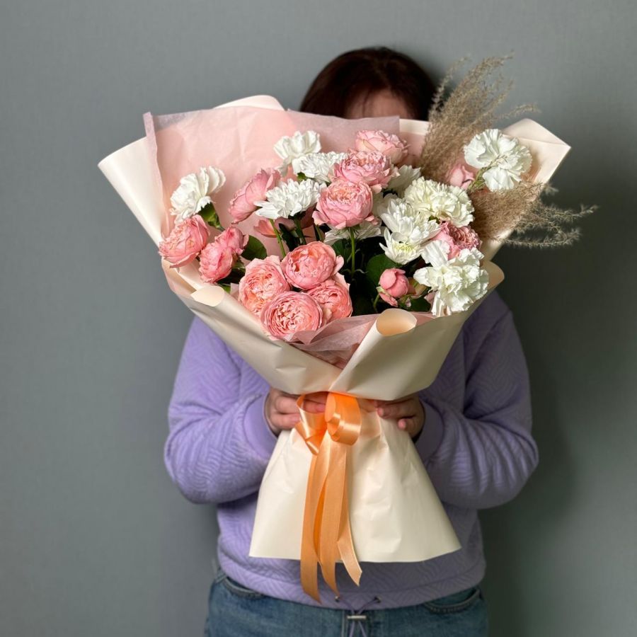 Букет с пионовидными кустовыми розами и диантусами