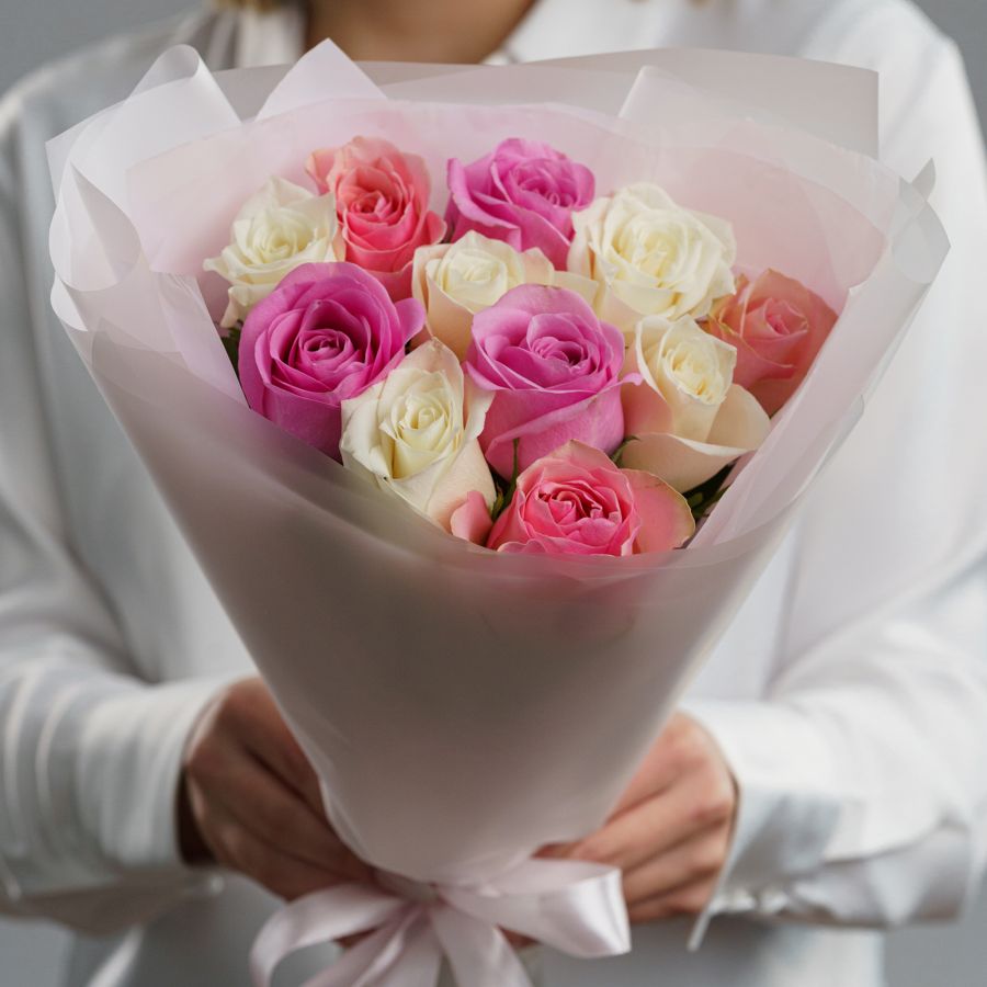Букет из белых и нежно розовых роз