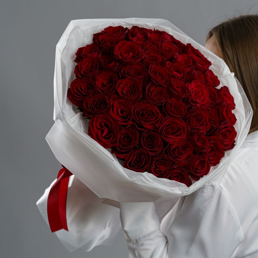 Букет из 51 красной розы в круглой упаковке