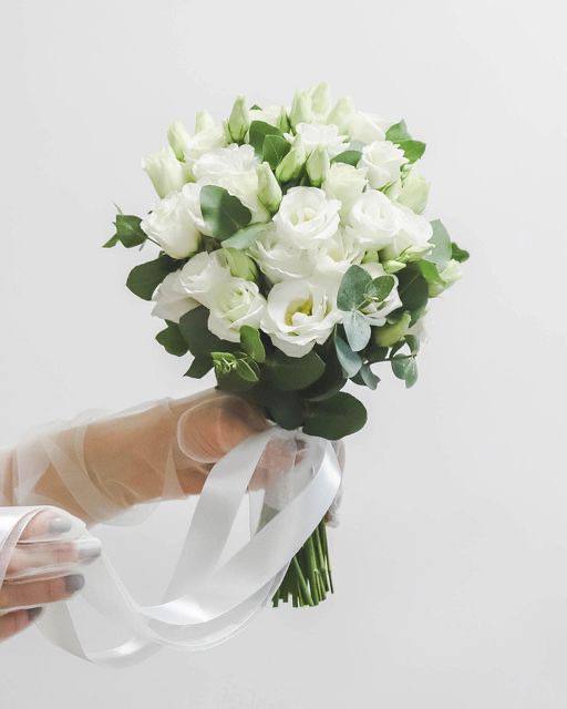 Букет Невесты из Белой Эустомы с эвкалиптом