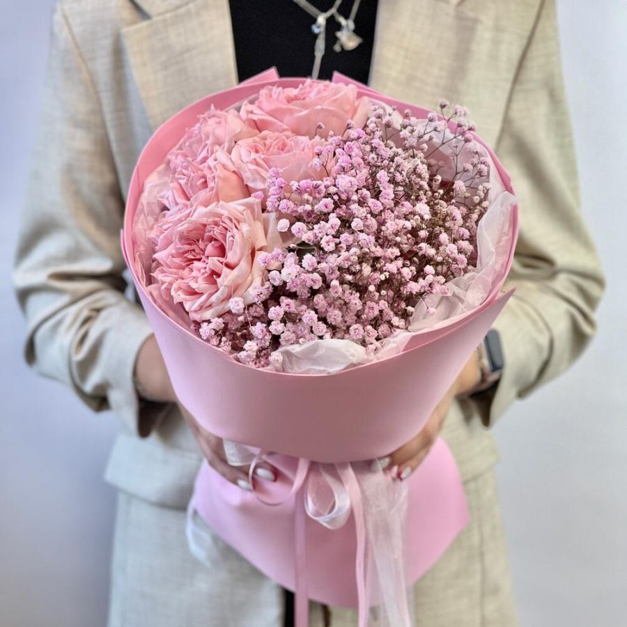 Букет из пионовидных роз и гипсофилы