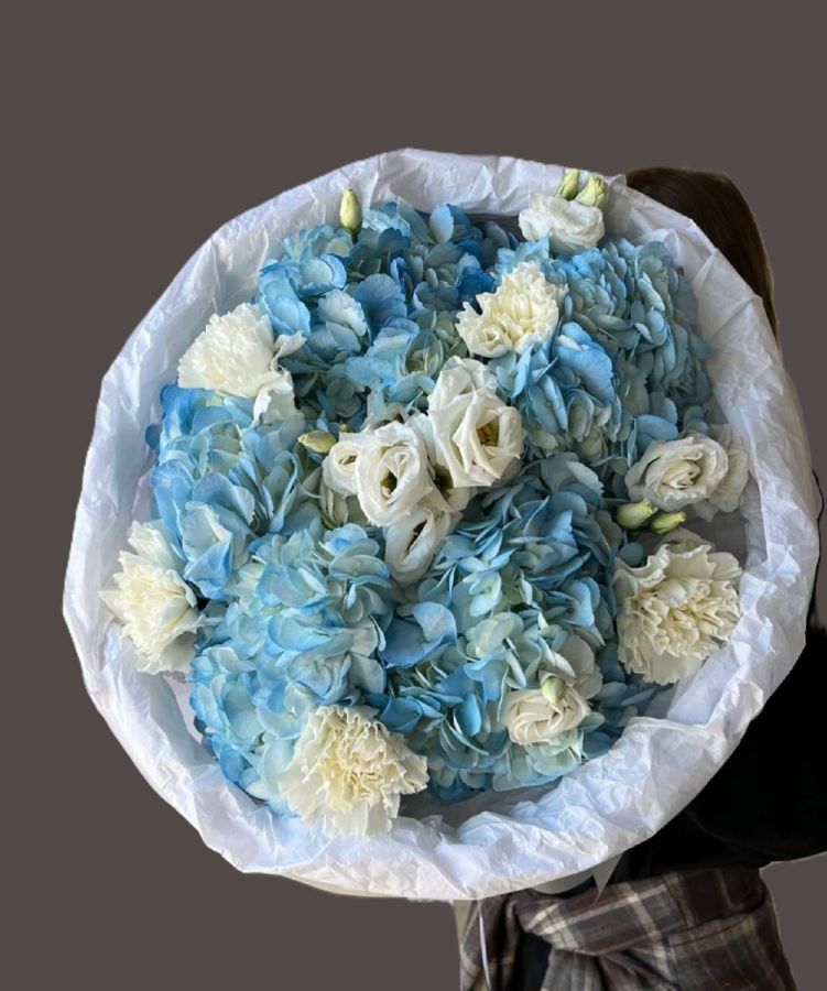 Букет с гортензией, диантусами и эустомой