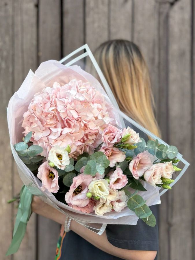 Букет "Любимка" с розовой гортензией и эустомой