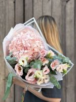 Букет "Любимка" с розовой гортензией и эустомой
