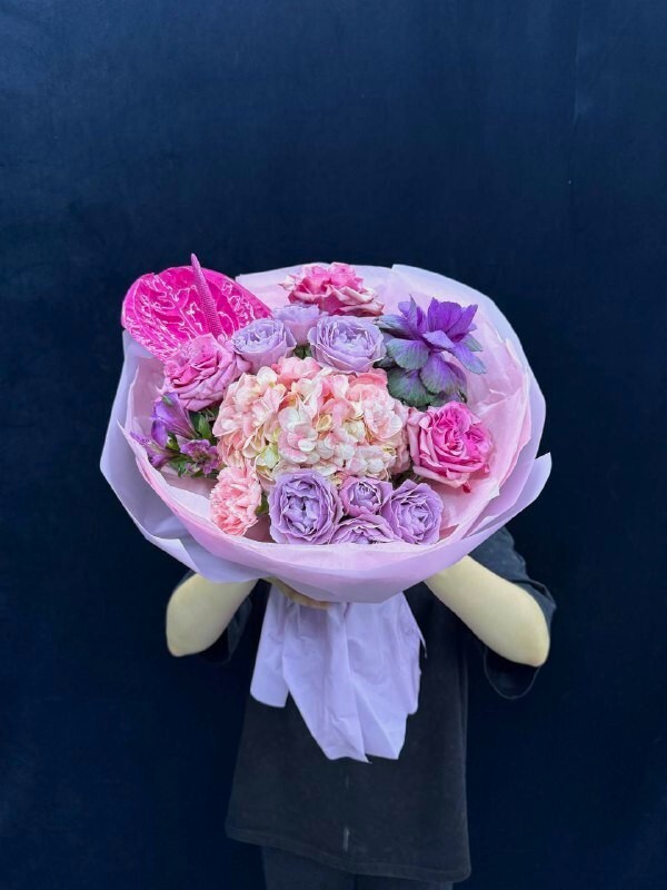 Букет с гортензией, пионовидной розой и антуриумом "Минуты счастья"