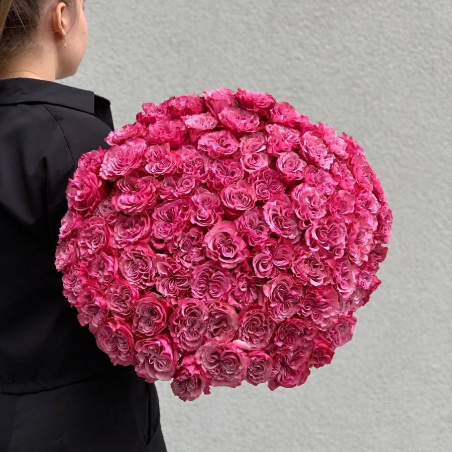 Букет из 71 малиновой пионовидной розы