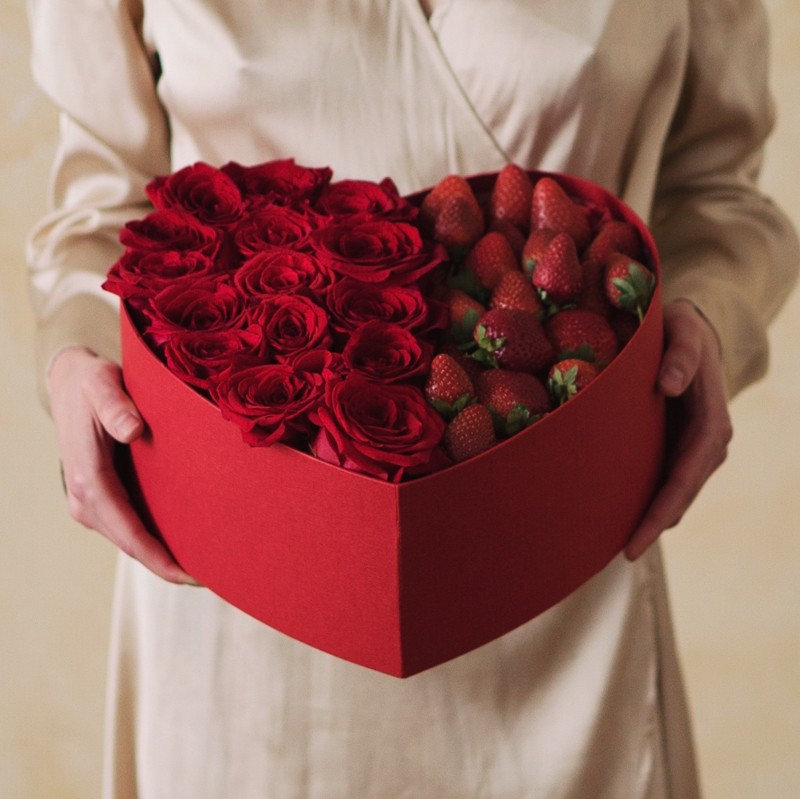 Набор "Красные Розы с клубникой"