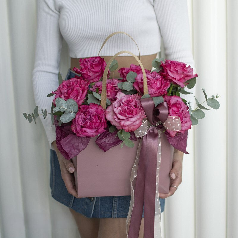 Композиция с розовыми пионовидными розами и эвкалиптом "Письмо из Франции"