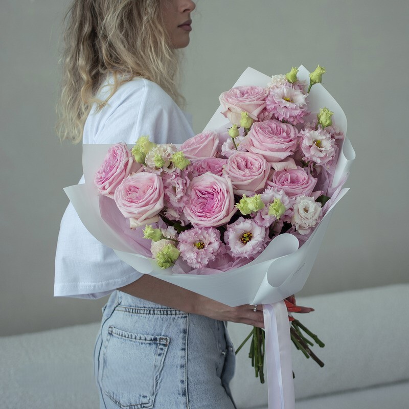 Букет "Комплимент Королеве" с пионовидными розовыми розами и эустомой