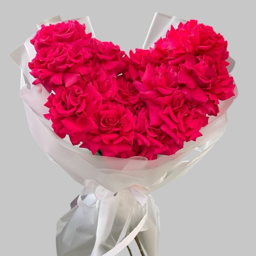 Букет 15 малиновых роз в форме сердца