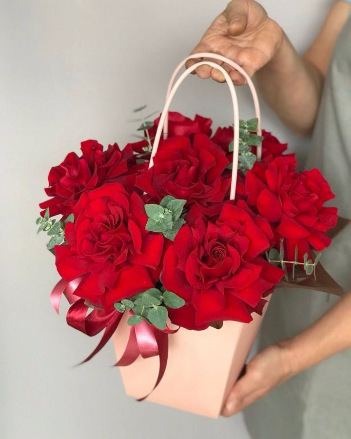 Композиция с красными французскими розами "Горячий шик"