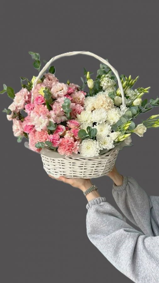 Корзина с кустовой хризантемой, эустомой и диантусами "Вместо тысячи слов"