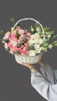 Корзина с кустовой хризантемой, эустомой и диантусами "Вместо тысячи слов"