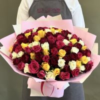 101 роза микс 40см в красивом оформлении