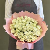 51 белая роза в оформлении (40 см)