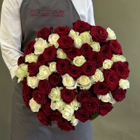 51 роза белые и красные 60 см