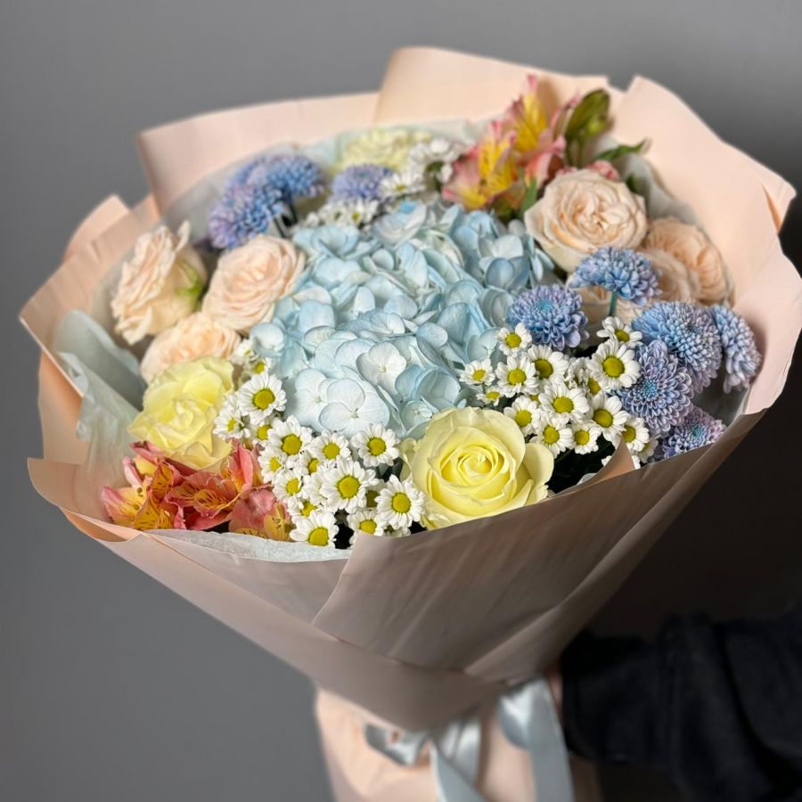 Букет с голубой гортензией и кустовыми розами