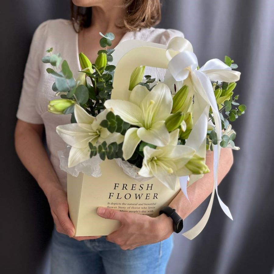 Корзинка с лилиями