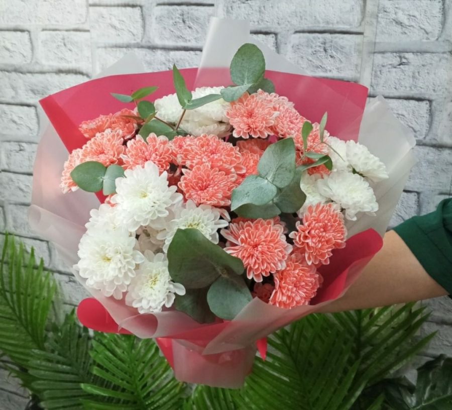 Хризантемы с эвкалиптом