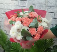 Хризантемы с эвкалиптом