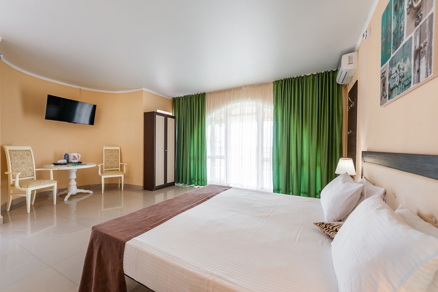 Акция - Полулюкс номер с террасой на 2-3 гостей и видом на озеро в (Корпус К)