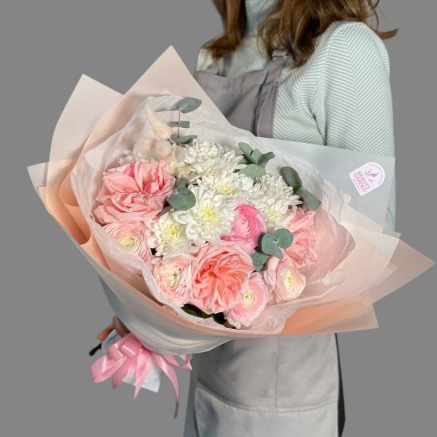 Сборный нежный букет с ранункулюсами