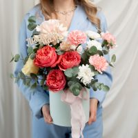 Цветы в коробке с топпером "Любимой маме"