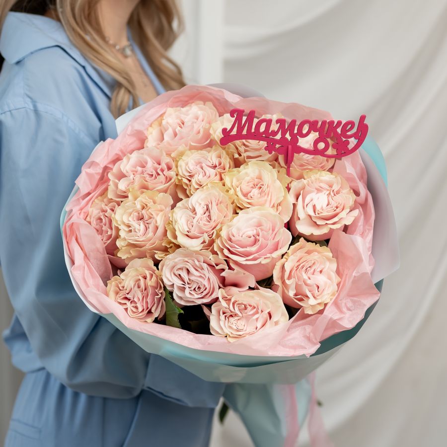 Светло-розовая роза 15 шт + топпер "Маме"