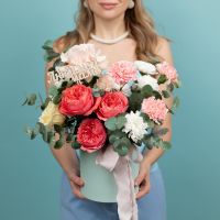 Цветы в коробке с топпером "Любимой маме"