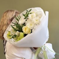 Красивый букет из белых цветов с орхидеями "Симфония"